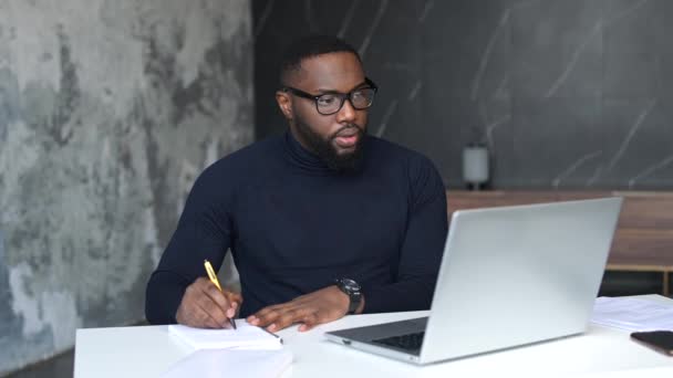 Afro-americano empleado masculino usando el ordenador portátil interior — Vídeo de stock