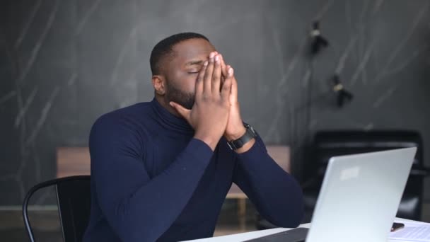 African-American male employee using laptop indoor — Stock Video