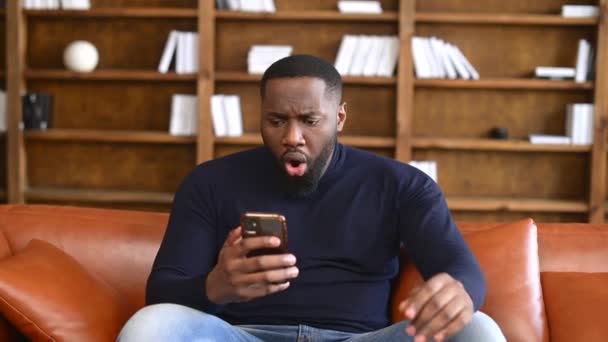 Empregado masculino afro-americano usando smartphone indoor — Vídeo de Stock