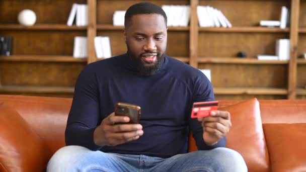 Afro-Américain employé masculin en utilisant smartphone intérieur — Video