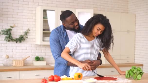 Heureux couple multiracial préparer une pizza ensemble à la maison — Video