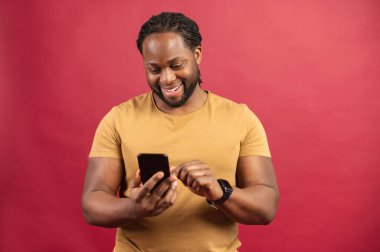 Elinde cep telefonu olan Afrikalı Amerikalı adam.
