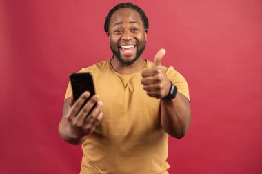 Elinde cep telefonu olan Afrikalı Amerikalı adam.