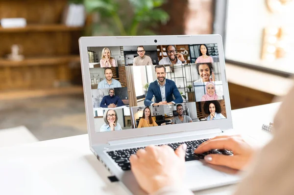 Vista posterior en la pantalla del ordenador portátil, una mujer de negocios que utiliza el ordenador portátil para videollamada — Foto de Stock