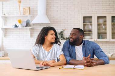 Teknoloji kullanarak hoş vakit geçirin.