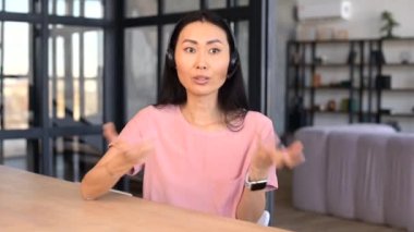 Çekici genç Asyalı bir kadınla görüntülü görüşme.