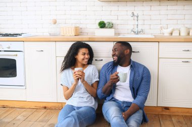 Karı koca evde kahve içiyor.