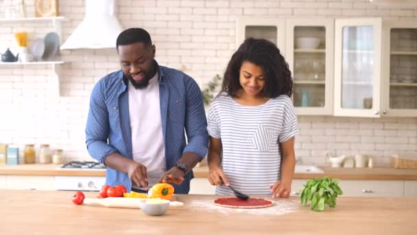 Feliz pareja multirracial preparando pizza juntos en casa — Vídeos de Stock