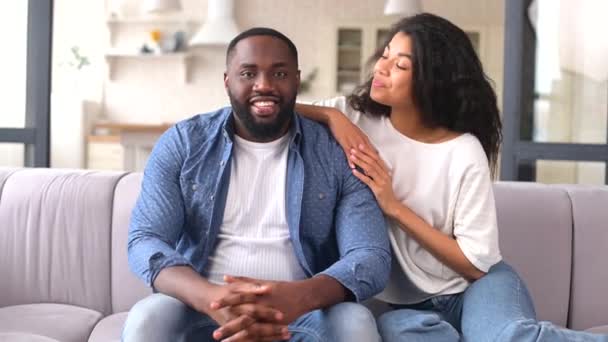 Videohívás boldog multiracionális párnak — Stock videók