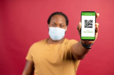 Yüzü maskeli Afrikalı Amerikalı bir gezgin.