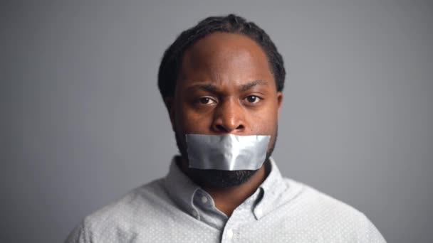 Afroamerikaner versiegelte Mund isoliert auf grauem Hintergrund — Stockvideo