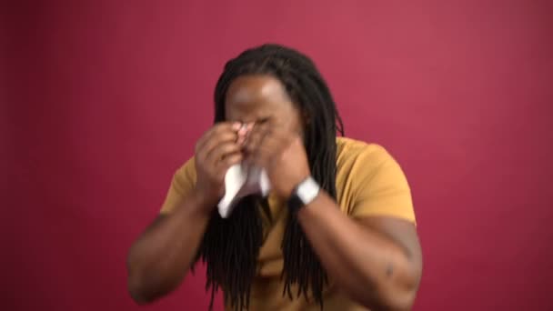 Malade afro-américain gars isolé sur fond rouge — Video