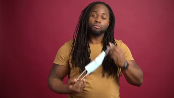 Afrika Amerika pria dalam pelindung wajah topeng — Stok Video