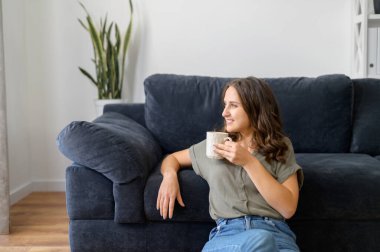 Çekici kıvırcık kadın hafta sonunun tadını çıkarıyor.