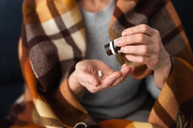 İlaçlar ve ilaçlar yaşlı ellerde.