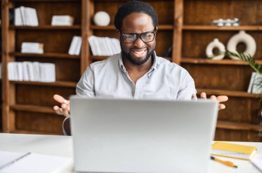 Bilgisayarın önündeki iletişim kavramı