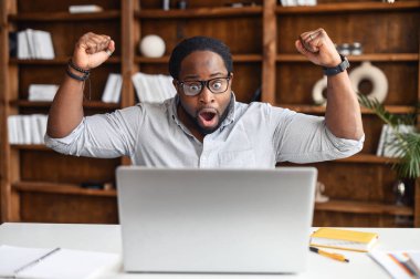 Coşkulu Latin iş adamı laptoptan inanılmaz haberler aldı.