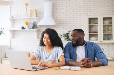 Genç melez çift çevrimiçi ders alıyor.