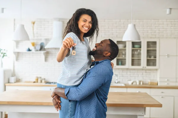 Alegre casal afro-americano mudou-se em nova casa — Fotografia de Stock