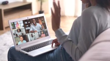 Webinar 'ı evde izlemek için dizüstü bilgisayar kullanan çok ırklı bir kadın.