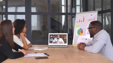 Ortak çalışma konsepti. İş arkadaşlarıyla ekip video toplantısı