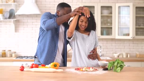 Feliz pareja multirracial preparando pizza juntos en casa — Vídeo de stock