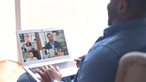 Svart kille som använder laptopen för videosamtal — Stockvideo