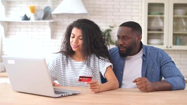 Χαρούμενο Αφρο-Αμερικανικό ζευγάρι με φορητό υπολογιστή να ψωνίζει online μαζί — Αρχείο Βίντεο