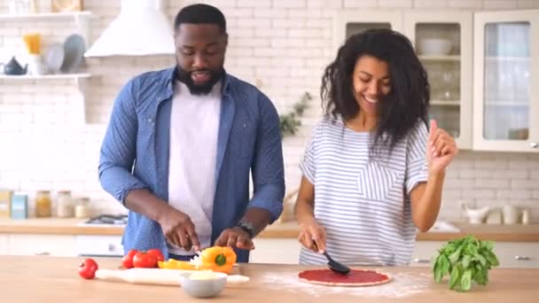幸せな多人種カップル準備ピザで一緒に家 — ストック動画
