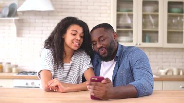 Feliz casal afro-americano usando smartphone para videochamada — Vídeo de Stock