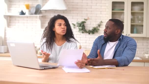 Casal multirracial preocupado olhando através de contas de serviços públicos — Vídeo de Stock