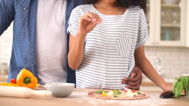 快乐的多种族夫妇在家里一起做披萨 — 图库视频影像