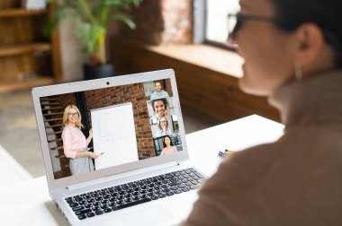 Laptop ekranında arka plan görüntüsü, video görüşmesi için laptop kullanan bir iş kadını