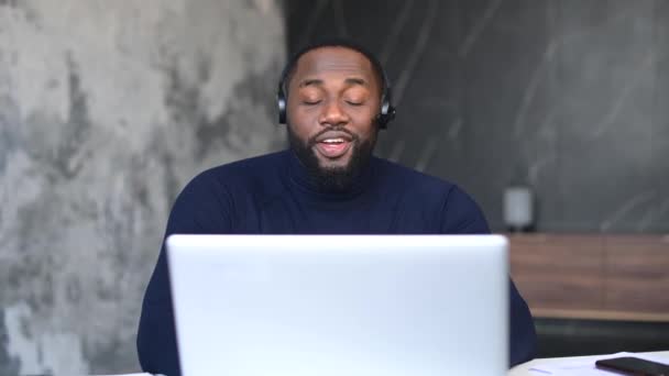 Μαύρος επιχειρηματίας που κάνει βιντεοδιάσκεψη στο φορητό υπολογιστή κάθεται στο σπίτι — Αρχείο Βίντεο