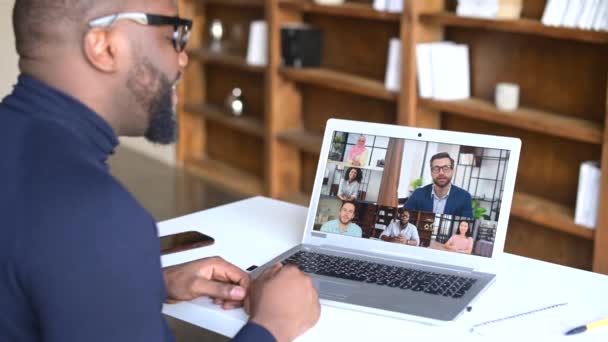 Πλευρική άποψη του μαύρου επιχειρηματία μιλώντας με τους συναδέλφους του στο διαδίκτυο — Αρχείο Βίντεο