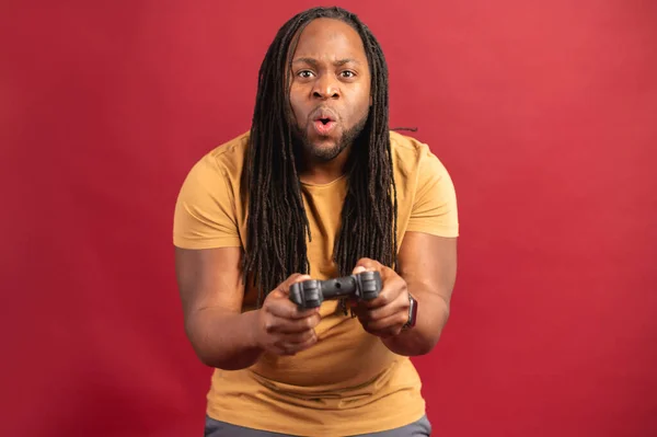 Porträtt av en passionerad svart man med spelkonsol — Stockfoto