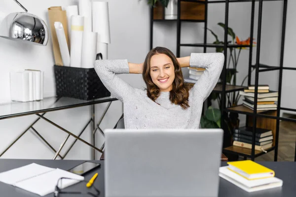 Junge Frau lehnte sich vor Laptop zurück — Stockfoto