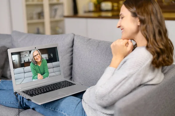 Donna che utilizza un computer portatile per la connessione video — Foto Stock