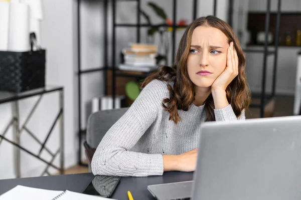 Funcionário de escritório feminino entediado com um laptop — Fotografia de Stock