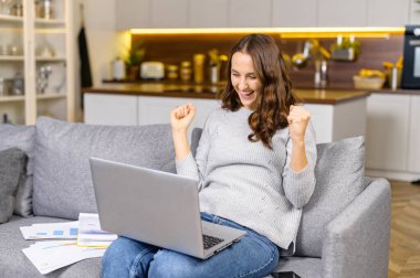 Neşeli serbest çalışan kadın sonunda işini bitirdi.