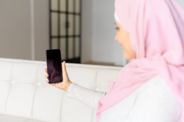 Cep telefonuyla konuşan genç bir Arap kadın.