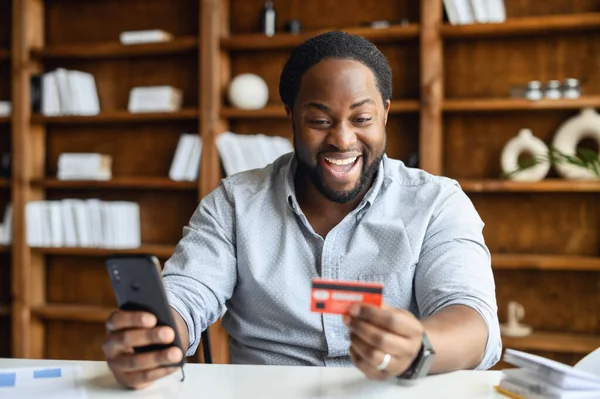 Afrikaans-Amerikaanse zakenman online winkelen — Stockfoto