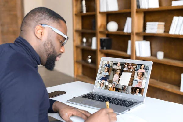 Afro-americano chico usando el ordenador portátil para videollamada —  Fotos de Stock