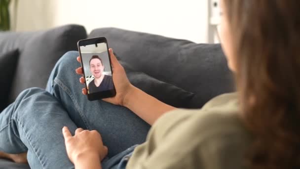 Mujer usando smartphone para videollamada — Vídeos de Stock