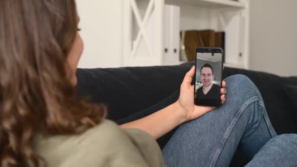 Woman using smartphone for video call — Stock Video