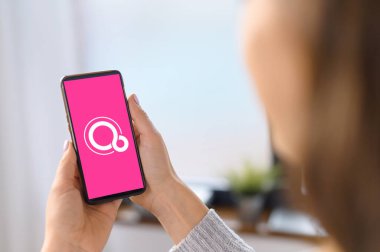 Kyiv, Ukrayna - 2 Nisan 2021: Cep telefonu ekranında Google Fuchsia OS logosu
