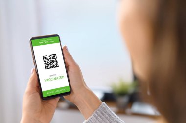 Uluslararası covid pasaportlu akıllı telefon ekranı.