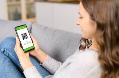 Uluslararası covid pasaportlu akıllı telefon ekranı.