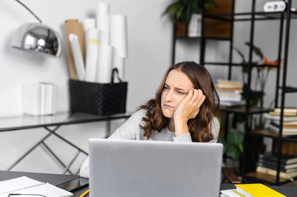 Funcionário de escritório feminino entediado com um laptop — Fotografia de Stock
