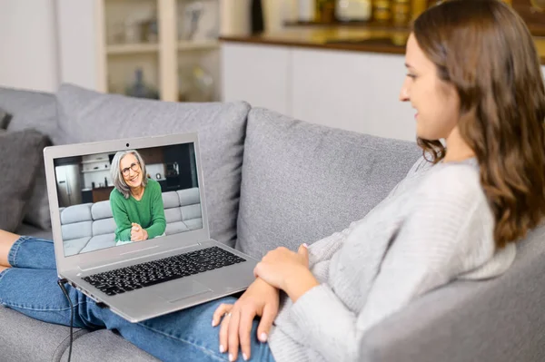 Mulher usando um computador portátil para conexão de vídeo — Fotografia de Stock